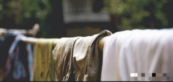 Phơi quần áo của hàng xóm đối diện cửa phòng thờ